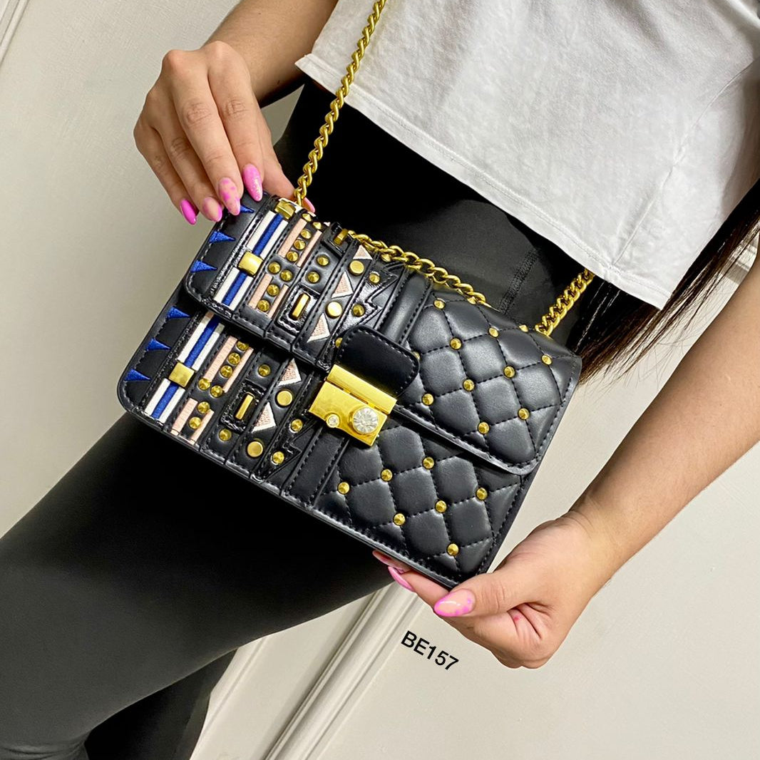 Bolso negro apliques dorados 21cm* 15cm 19151 C-B